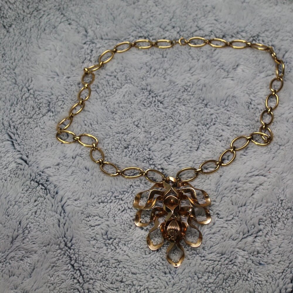 Vintage Large Link Gold Tone Chain with Abstract Swirled Ribbon Pendant